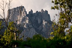 В Крыму закрыли туристические тропы из-за пожара