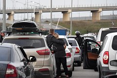 В очереди на Крымском мосту скопилось больше трех тысяч машин В очереди на Крымском мосту скопилось больше трех тысяч машин