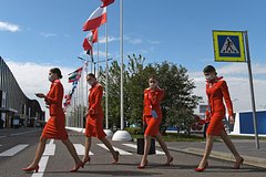 В России призвали разрешить стюардессам не носить каблуки