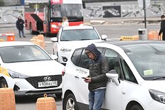 В российских аэропортах начали выписывать штрафы нелегальным таксистам В российских аэропортах начали выписывать штрафы нелегальным таксистам