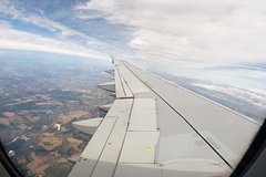 В российском аэропорту во время взлета у пассажирского самолета загорелся двигатель