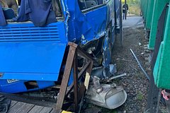В сети появились фото с места ДТП грузового поезда и туристического автобуса в Ленобласти
