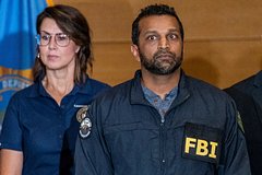 В сети высмеяли выражение лица нового директора ФБР со словами «наделал в штаны»